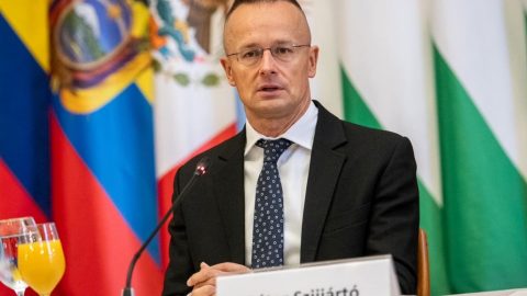 Maďarský minister Szijjártó: Jedine Slovensko podporuje „maďarskú mierovú misiu“