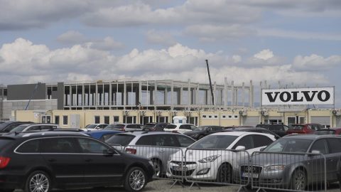 Premiér podá trestné oznámenie v súvislosti s výstavbou závodu Volvo