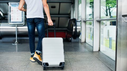 Aj na okolitých letiskách hrozia problémy: spoznajte svoje práva pri meškaní letu či strate batožiny