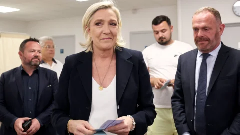Macron nadbieha posilnenej francúzskej ľavici, aby spoločne zablokovali Le Penovú (Analytický komentár)