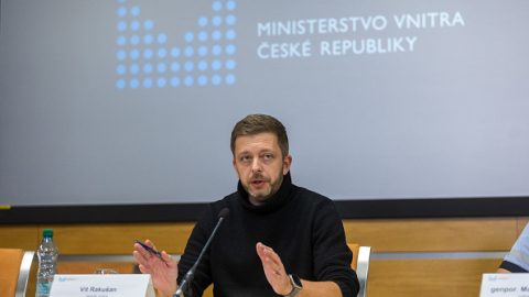 České ministerstvo radí, ako majú školy reagovať na výhražné telefonáty a e-maily