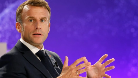 Macron varuje, že EÚ by mohla do troch rokov „zaniknúť“ v dôsledku nadmernej regulácie, sociálneho zaťaženia a nedostatočných investícií