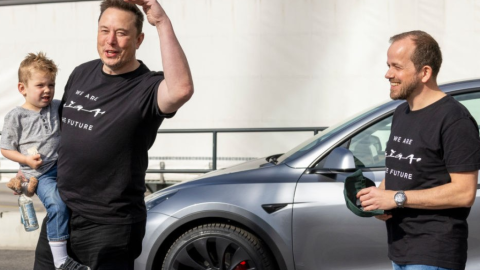 Elon Musk predstavil robotickú budúcnosť. Koľko budú stáť „kybertaxíky“ a roboty?