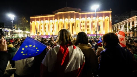 Tisíce ľudí protestujú v hlavnom meste Gruzínska po tom, čo vládnuca strana vyhrala sporné voľby