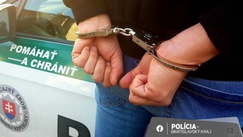 Úrad inšpekčnej služby zadržal policajta pri preberaní úplatku vo výške 6000 eur