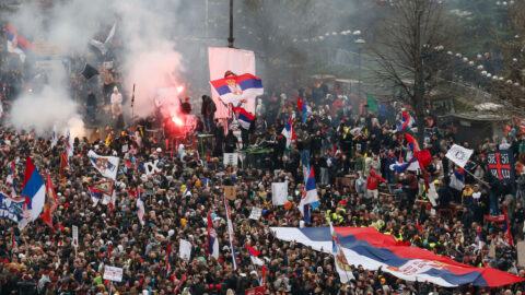 Srbská vláda popiera použitie zvukovej zbrane proti protestujúcim v Belehrade